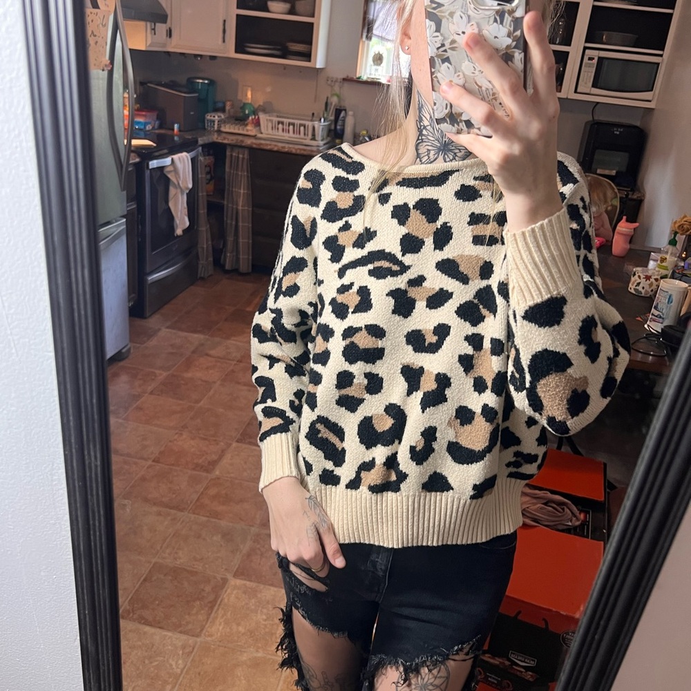 Elegant Leopard Print Crew Neck Sweater
